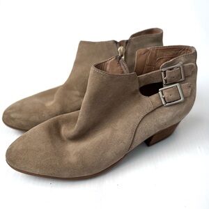 Clarks Artisan Tan Suede Ankle Booties with Buckle Detail size 9